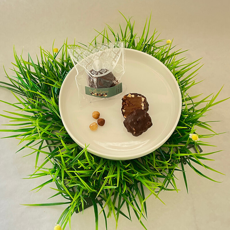 Black chocolate praline rock Black chocolate praline rock