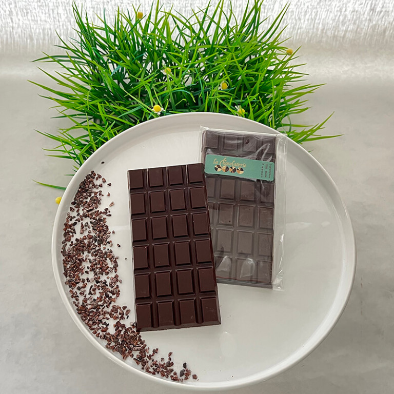 Crunchy black praline chocolate tablet Crunchy black praline chocolate tablet